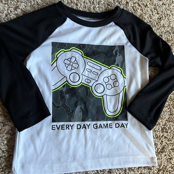 Hardly worn/like new 3T quick-drying gamer graphic long-sleeved active tee! - Picture 2 of 5